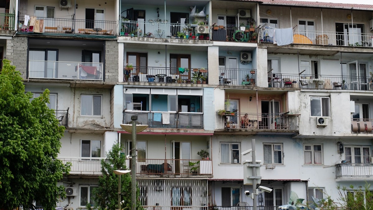 A very tall building with balconies and balconies on the balcon